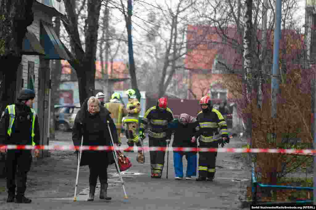 Рятувальники допомагають мешканцям евакуюватися з їхніх домівок після ракетного обстрілу, Київ, 21 березня 2024 року