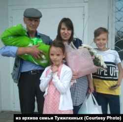 Александр Тужилкин с женой и детьми