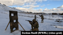 Украинские десантники во время ротации с боевых позиций постоянно тренируются