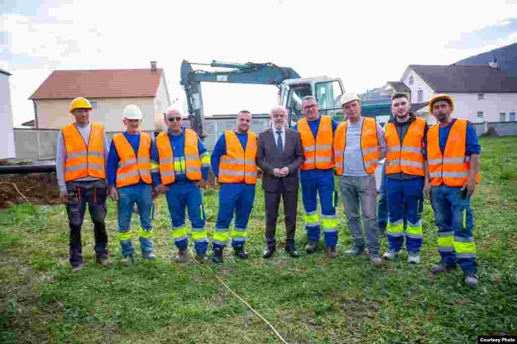 Техничкиот премиер Талат Џафери во посета на Општина Боговиње при увид во градежни активности на канализациска мрежа во Боговиње (&nbsp;18.03.2024 )&nbsp;
