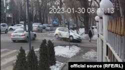 Скриншот с видеозаписи, которая засняла момент наезда авто на Миргуль Айткулову.
