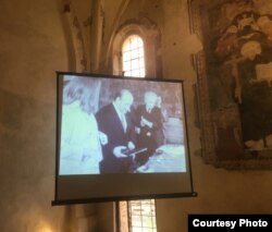 Джакомо Манцу получает Ленинскую премию в стенах советского посольства в Риме, 1966 (кадр из видеохроники на выставке в Верчелли).