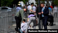 Një person arrestohet pas incidentit me të shtëna ku u plagos kryeministri sllovak, Robert Fico, në Handlova, Sllovaki, 15 maj 2024.