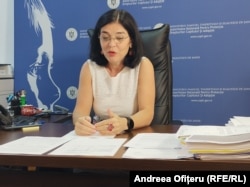 Elena Tudor spune că o condiție pentru adoptarea unui copil ține de situația materială a familiei, în sensul că trebuie să aibă suficiente resurse astfel încât să asigure un trai decent copilului adoptat.