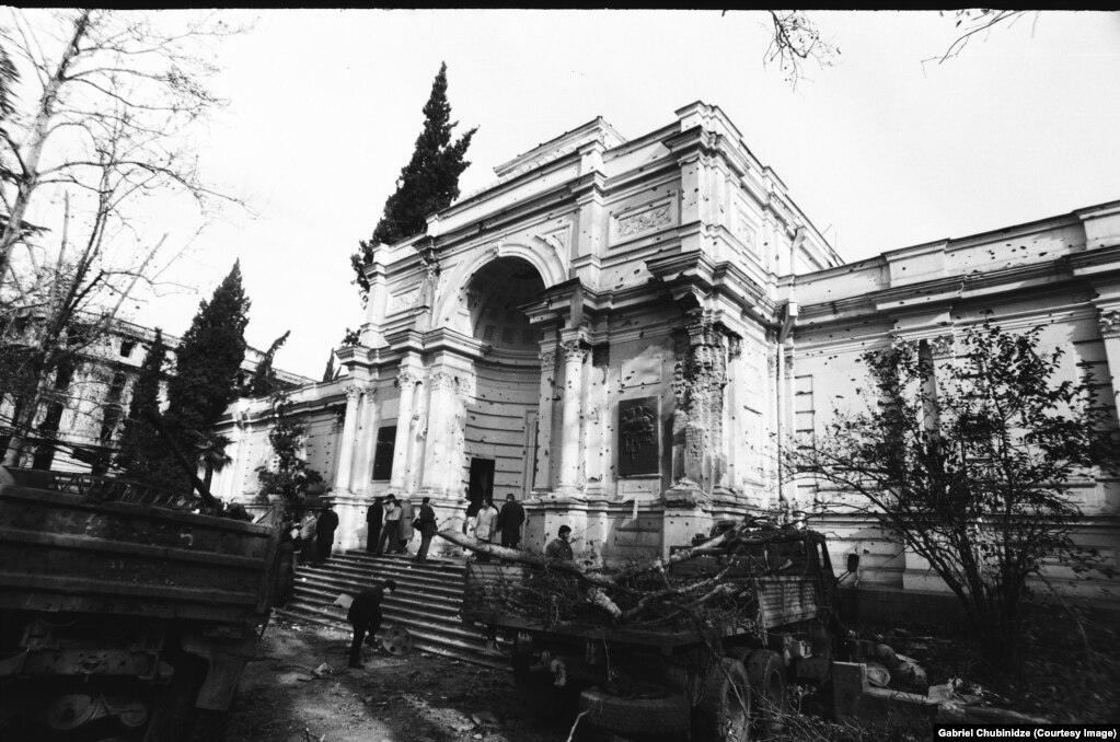 Una foto inedita scattata subito dopo la fuga di Zviad Gamsakhurdia dalla capitale, che mostra l'ingresso della Galleria Nazionale di Tbilisi.