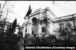 A previously unpublished photo from immediately after Zviad Gamsakhurdia fled the capital, showing the entrance to Tbilisi's National Gallery.