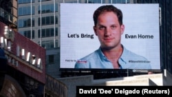 Рекламний щит на Таймс-сквер у Нью-Йорку із закликом звільнити репортера Wall Street Journal. Він був розміщений у річницю від дня затримання журналіста, 29 березня 2024 року