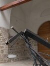 Rrethojat e dëmtuara të manastirit në Banjskë. Grupi i armatosur, pasi vrau policin e Kosovës, Afrim Bunjaku, u strehua në Manastirin Ortodoks të Banjskës dhe objektet përreth tij. 