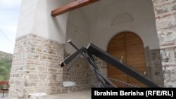 Rrethojat e dëmtuara të manastirit në Banjskë. Grupi i armatosur, pasi vrau policin e Kosovës, Afrim Bunjaku, u strehua në Manastirin Ortodoks të Banjskës dhe objektet përreth tij. 