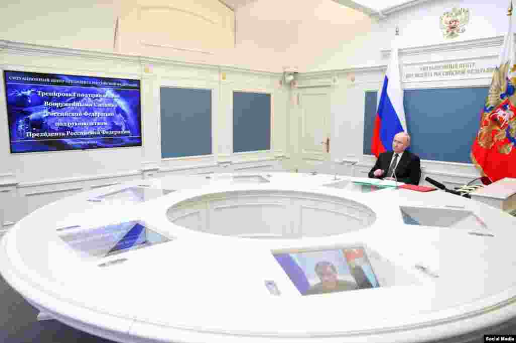 РУСИЈА -&nbsp;Русија успешно ја тестираше својата способност да изведе масовен одмазднички нуклеарен напад од копно, море и воздух, соопшти Кремљ на 25 октомври, пренесува Ројтерс. &bdquo;Практично лансирање на балистички и крстаречки ракети се случи за време на тестирањето&ldquo;, се вели во соопштението. Државната телевизија го прикажа министерот за одбрана Сергеј Шојгу како разговара со Путин за време на вежбата.