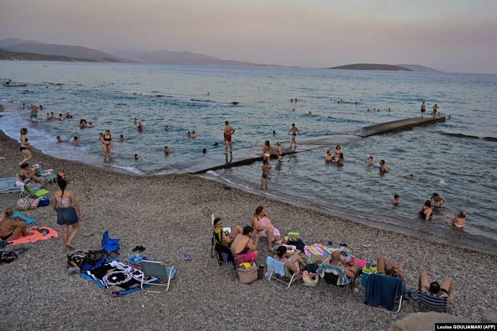 Greqia është kapluar një valë e gjatë e të nxehtit ekstrem, e cila ka shtuar rreziqet nga zjarret dhe i ka lënë vizitorët të bllokuar në kulmin e sezonit turistik.