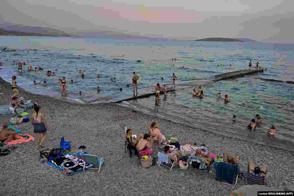 Greqia është kapluar nga një valë e gjatë e të nxehtit ekstrem, e cila ka shtuar rreziqet nga zjarret dhe i ka lënë vizitorët të bllokuar në kulmin e sezonit turistik.