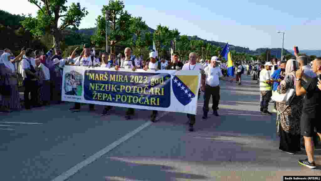 Učesnici Marša mira krenuli su u subotu, 8. jula iz Nezuka kod Zvornika i prepješačili 100 kilometara kako bi odali počast žrtvam srebreničkog genocida.