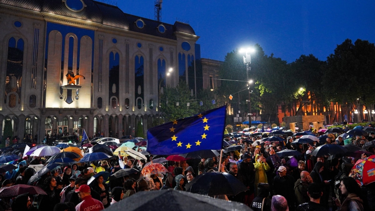 Митинг в тбилиси. Манифестация в грузии. Почему грузия вышла в 1 8. Почему грузия вышла в 1 8. Операция по принуждению грузии к миру карта.