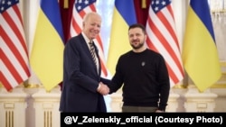 Joe Biden és Volodimir Zelenszkij 2023. február 20-án Kijevben