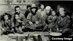 Сойотская семья в бревенчатой юрте у очага. Фото Ю.М. Прайса, 1890 г.