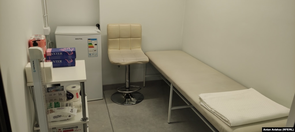 Shkolla nëntokësore është e pajisur edhe me një dhomë të vogël infermierësh.