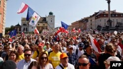 Kormányellenes demonstráció az ellenzéki Donald Tusk felhívására 2023. június 4-én Varsóban. Ezrek tüntettek a „magas megélhetési költségek, a csalás és a hazugságok ellen, a demokrácia, a szabad választások és az EU mellett”