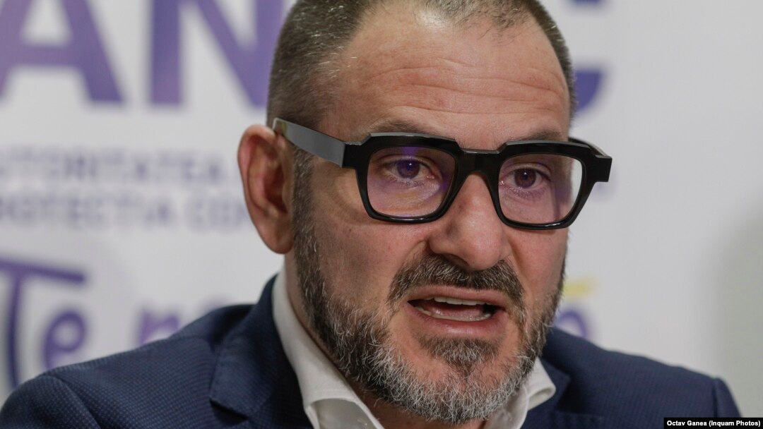 Președintele ANPC, Horia Constantinescu, scria pe Facebook, în octombrie, că este prieten cu patronul de la Ferma Dacilor și lăuda pensiunea. 