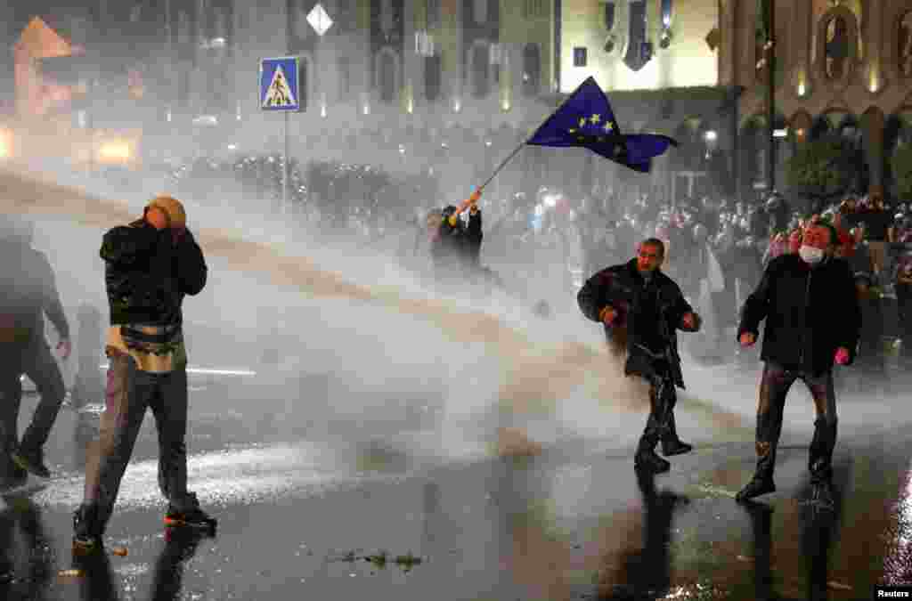 Полиция использует водомет против участников митинга. Фото&nbsp;&mdash;&nbsp;Irakli Gedenidze (Reuters).