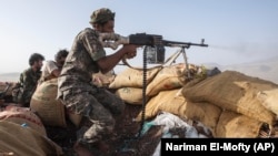 یک جنگجوی یمنی مورد حمایت ائتلاف به رهبری عربستان سعودی و ضد حوثی‌ها