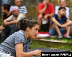  Емине по времена фестивала „ В шепите на Демир Баба “, който провежда край Исперих. 