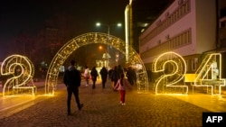 Новогодишна инсталация в столицата на Косово Прищина, 31 декември 2023 г. Снимката е илюстративна