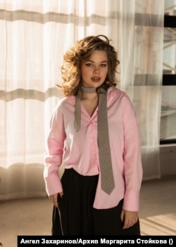  От дете Маги танцува балет и съвременни танци. Казва, че това ѝ е помогнало доста да усеща себе си и тялото си и да бъде на сцена 