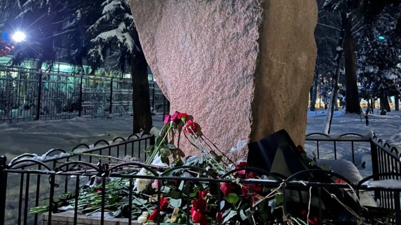 В Бишкеке к памятнику жертвам массовых репрессий возложили цветы в память об Алексее Навальном 