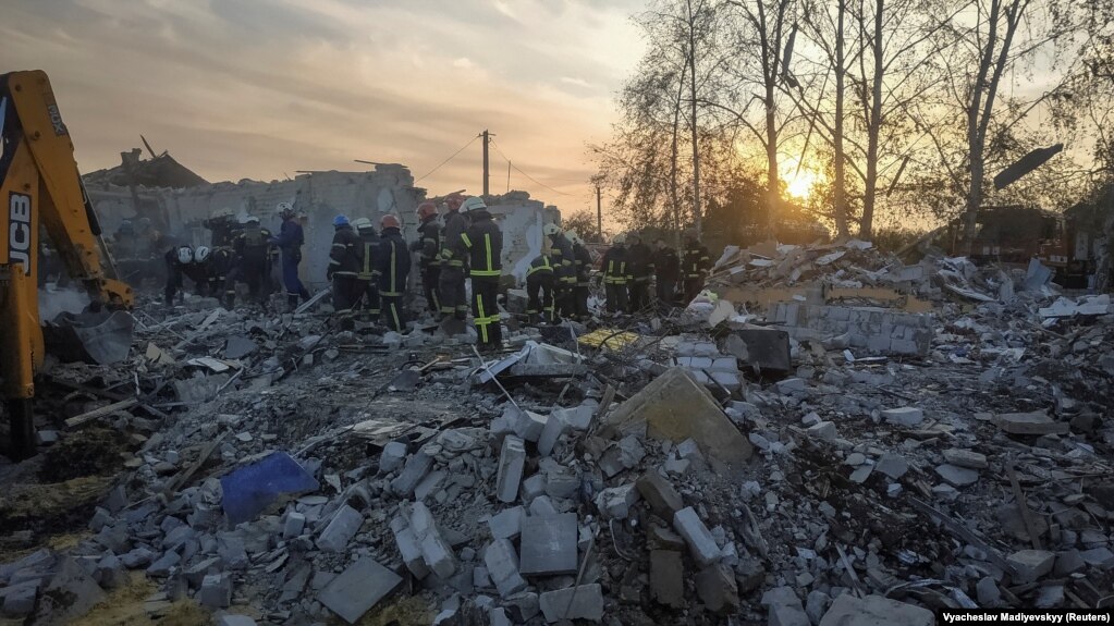 За останніми даними, кількість загиблих через удар по кафе на Харківщині – 51 людина, в тому числі дитина