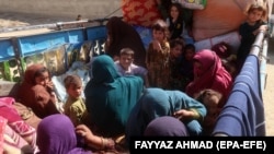 زنان و کودکان پناهجوی افغان که مجبور شده اند پاکستان را ترک کنند