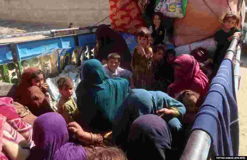 چندین زن و کودک افغان سوار بر یک کامیون در راه بازگشت؛ پاکستان به عنوان یک همسایه بزرگتر و از نظر اقتصادی با ثبات&zwnj;تر، فرصت&zwnj;هایی شغلی و اقتصادی را برای افغان&zwnj;هایی که از دهه&zwnj;ها جنگ و فقر فرار کرده&zwnj;اند، ارائه کرده است. 