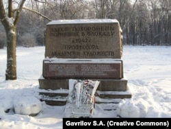 A mass grave of art professors from St. Petersburg's Academy of Arts in the Smolensk Cemetery, where Shillingovsky was buried.