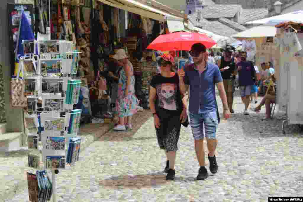 Brojni turisti u Mostaru na različite se načine pokušavaju zaštiti od sunca.&nbsp;