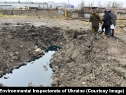 Terenul depozitului de petrol din Lvov după atacul Rusiei din 26 martie 2022 asupra instalației.