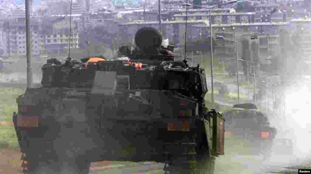 Prishtinë 13 qershor 1999: Një tank i rëndë i ushtrisë britanike i njohur me emërtimin &ldquo;Challenger&rdquo;, shihet në lagjen Veternik të Prishtinës, një ditë pas arritjes së trupave britanike në kryeqytetin e Kosovës, Prishtinë. Trupat e NATO-s nisën të marrin kontrollin e Prishtinës pas tërheqjes së trupave të ushtrisë dhe policisë së Serbisë. &nbsp; 5 qershor 2024: Kjo rrugë ka ndryshuar krejtësisht. Përveçse është zgjeruar rruga, janë ndërtuar qindra objekte afariste dhe banimi. Megjithatë, rruga dhe lagjja janë lehtësisht të identifikueshme për shkak se disa objekte në sfond vazhdojnë të jenë ende aty. 