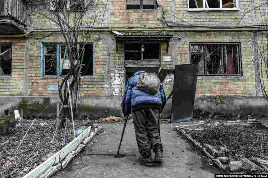 Хтось похилого віку, тому не наважується виїхати