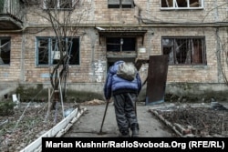 Мужчина в Авдеевке, Донецкая область. Украина, март 2023 года