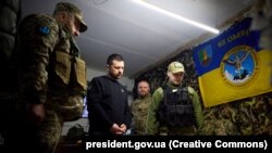 Президент Украины Владимир Зеленский во время посещения передовых позиций украинских военных в Запорожской области, 27 марта 2023 года