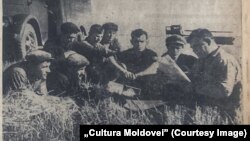 ﻿Agitatorul aduce la cunoștința „oamenilor muncii” ultimile știri ale zilei. „Cultura Moldovei”, 11 iulie 1963.