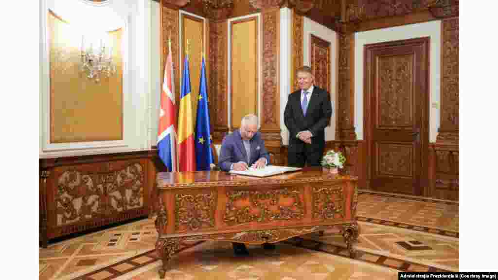 Regele Charles al III-lea a semnat în cartea de onoare de la Palatul Cotroceni.&nbsp;