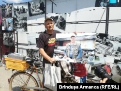 „Cel mai frumos bărbat din piață!”, notează comerciantul care duce acasă fotografia pe bicicletă.