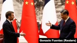Президент Франції Емманюель Макрон (ліворуч) і голова Китаю Сі Цзіньпін. Пекін, 6 квітня 2023 року 