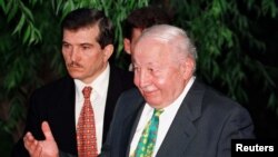 Премиерът на Турция Неджметин Ербакан жестикулира, след като е предал оставката си на президента Сюлейман Демирел, 18 юни 1997 г.