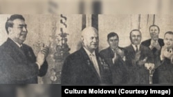 L.I. Brejnev îi înmânează lui N.S. Hrușciov înaltele distincții de stat. „Cultura Moldovei”, 18 Aprilie 1964.