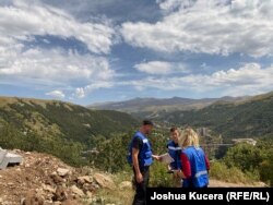 EUMA posmatrači Thomas Tartarin (u sredini), Pekka Mattila (lijevo) i Ema Stastna na brdu s pogledom na jermensko ljetovalište Jermuk, u pozadini, su novi vojni položaji koje je Azerbajdžan zauzeo tokom borbi u septembru 2022.