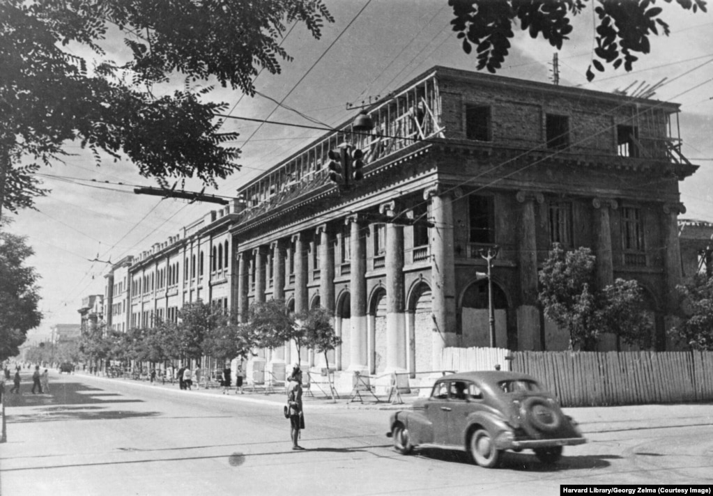 Një ndërtesë gjatë rinovimit në qytetin që sot njihet si Donjeck, menjëherë pasi Ushtria e Kuqe Sovjetike rimori rajonin e Donbasit nga forcat e udhëhequra nga nazistët gjatë Luftës së Dytë Botërore. Donjecku njihej si Stalino nga viti 1924 deri në vitin 1961. Kjo foto është një nga disa të tjera që mbahen në arkivin e imazheve të Bibliotekës së Harvardit, që tregon rindërtimet pas luftës të rajonit lindor të Donbasit të Ukrainës gjatë viteve 1940. &nbsp;