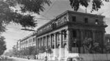 Rekonstrukcija zgrade u gradu danas poznatom kao Donjeck, ubrzo pošto je sovjetska Crvena armija oslobodila region Donbasa od nacističkih snaga tokom Drugog svetskog rata. Donjeck se zvao Staljino od 1924. do 1961. godine.&nbsp;<br />
<br />
Ova fotografija je jedna od nekoliko iz arhiva Harvardske biblioteke koja prikazuje posleratnu rekonstrukciju istočnog ukrajinskog regiona Donbas tokom 1940-ih.