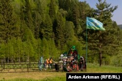  Гробът на Владимир Шипеев. 