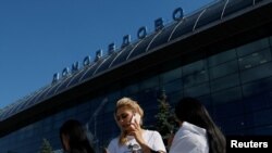 Putnici ispred aerodroma Domodedovo, Moskva, 21. august